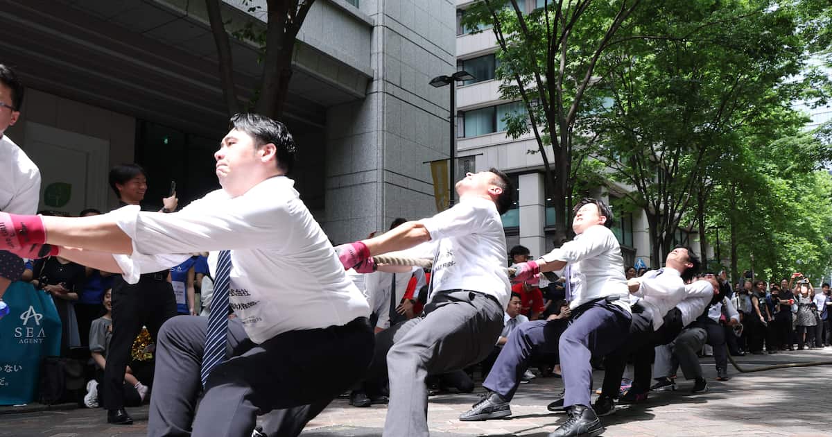 【東京・丸の内】オフィス街で綱引き、昼休みに歓声響く　企業対抗